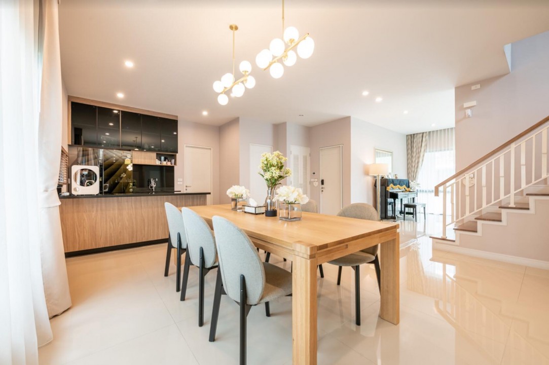 ฺBurasiri Pattanakarn for sale, luxurious secured compound. Good location
