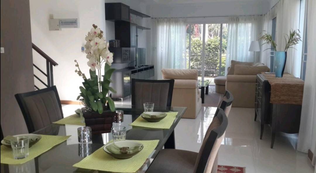 Super new and clean 3 bedroom modern style house located close to trendy Thonglor and Ekamai area.