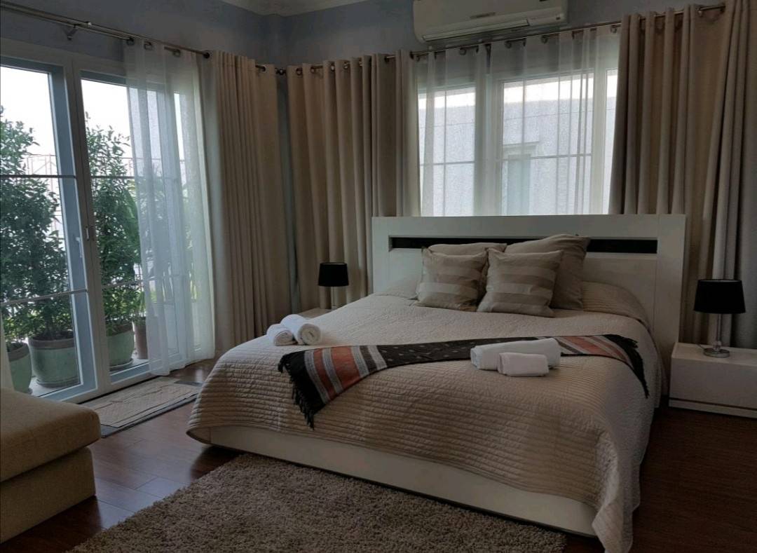 Super new and clean 3 bedroom modern style house located close to trendy Thonglor and Ekamai area.