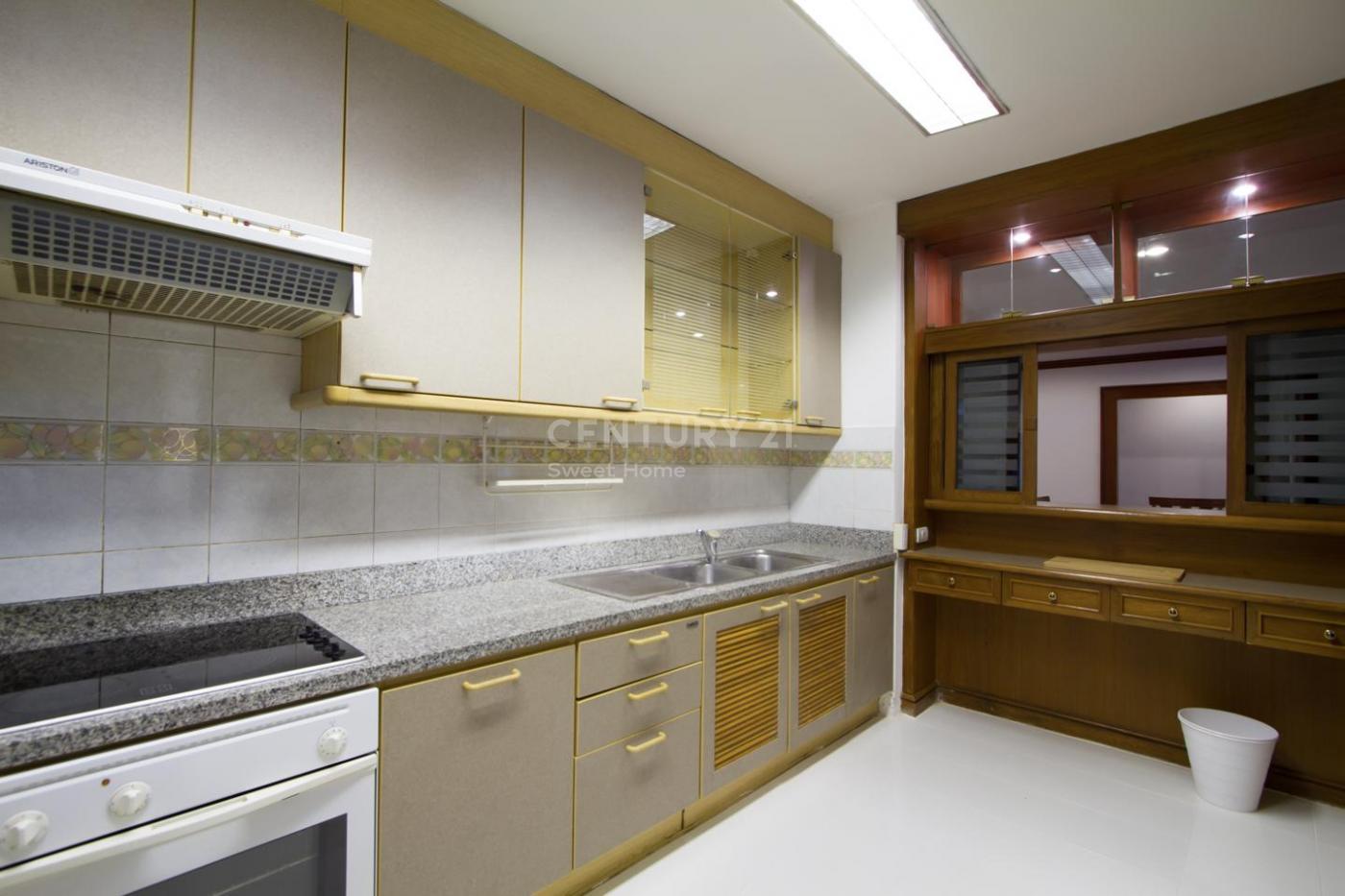 3 bedrooms For Rent in Asok, Bangkok