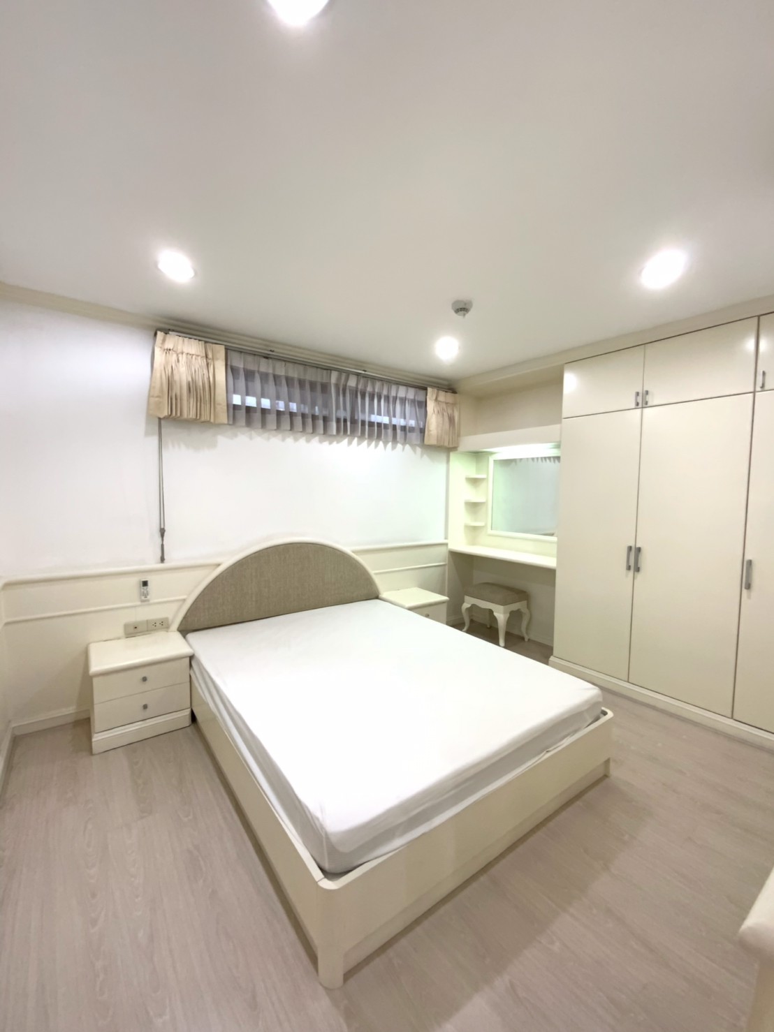 Supalai place, Sukhumvit 39 for sale and rent