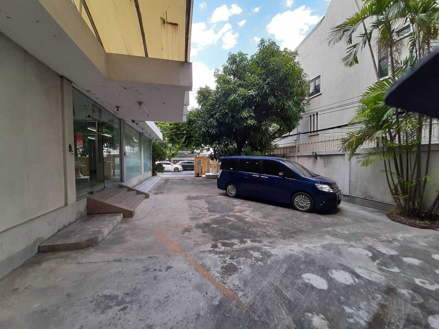 LTH3013 – Commercial Building FOR RENT in Silom area size 1,500 Sq.M. Nearby BTS Sala Daeng station ONLY 550k/Month