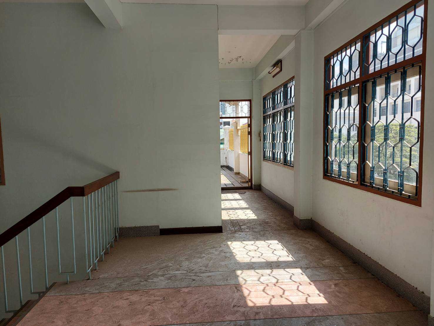 LTH3013 – Commercial Building FOR RENT in Silom area size 1,500 Sq.M. Nearby BTS Sala Daeng station ONLY 550k/Month