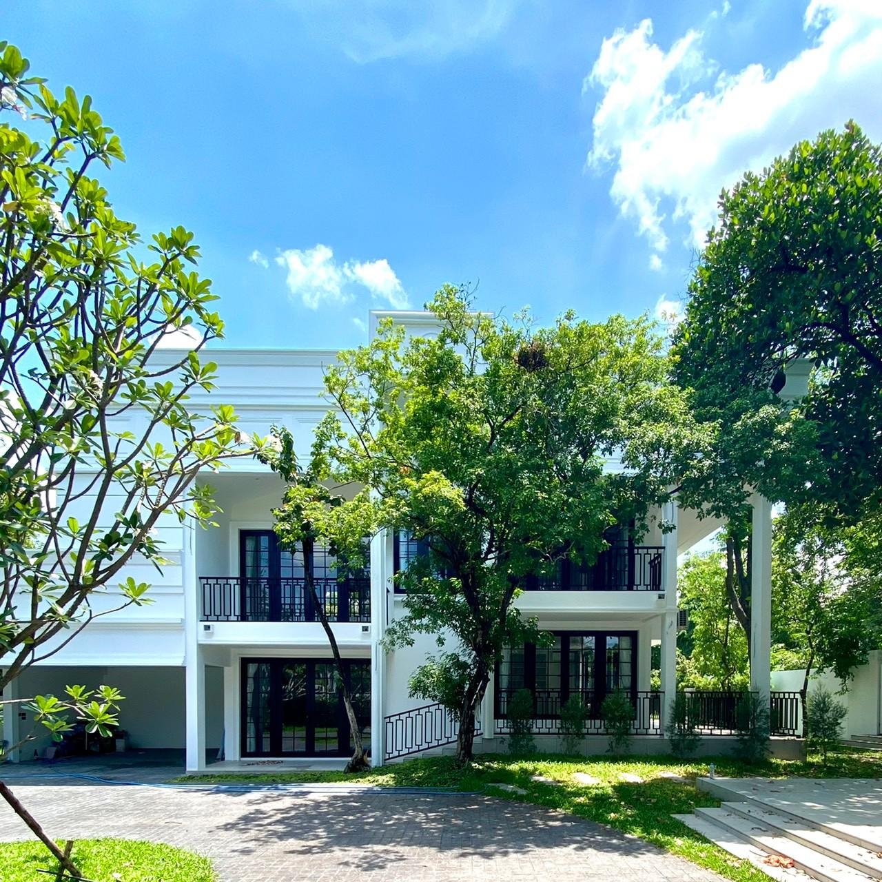 LTH3582 – Boutique House FOR RENT in Onnut area 5 Beds 5 Baths size 310 SQ.M. Nearby BTS Onnut station ONLY 150k/Month