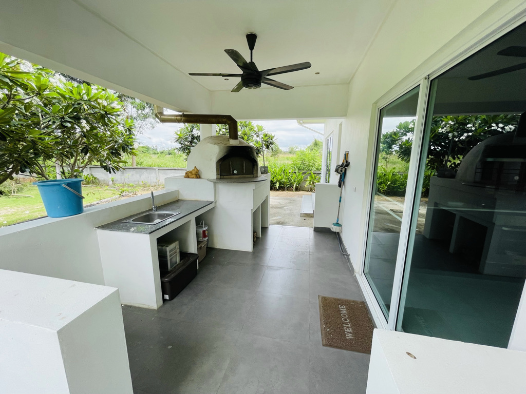 Superb villa with large land close to the golf course and the city center