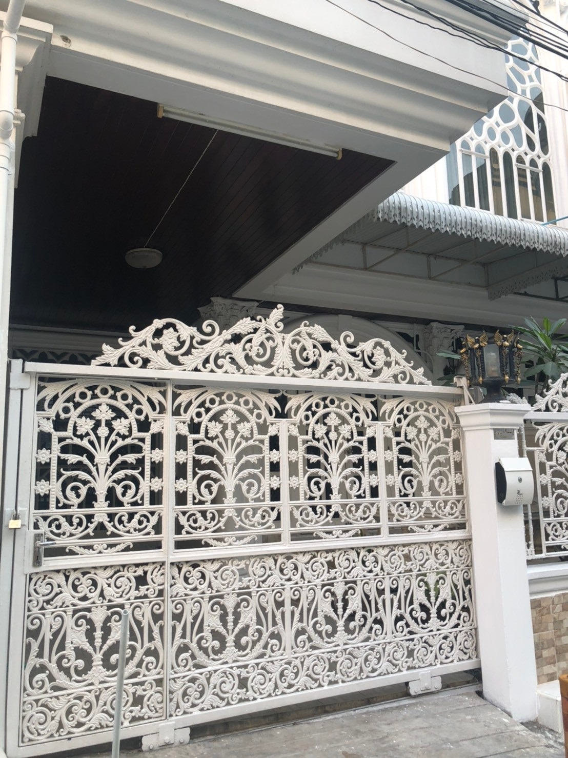 LTH3808 – Townhouse in Ekamai FOR RENT 5 beds 4 baths size 350 Sq.M. Nearby BTS Ekkamai station ONLY 50k/Month