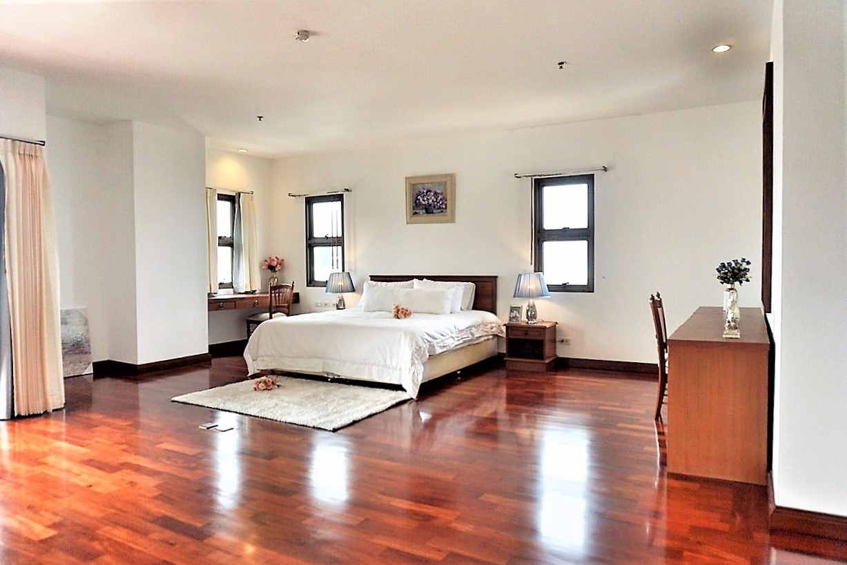 Spacious Apartment in Sathorn
