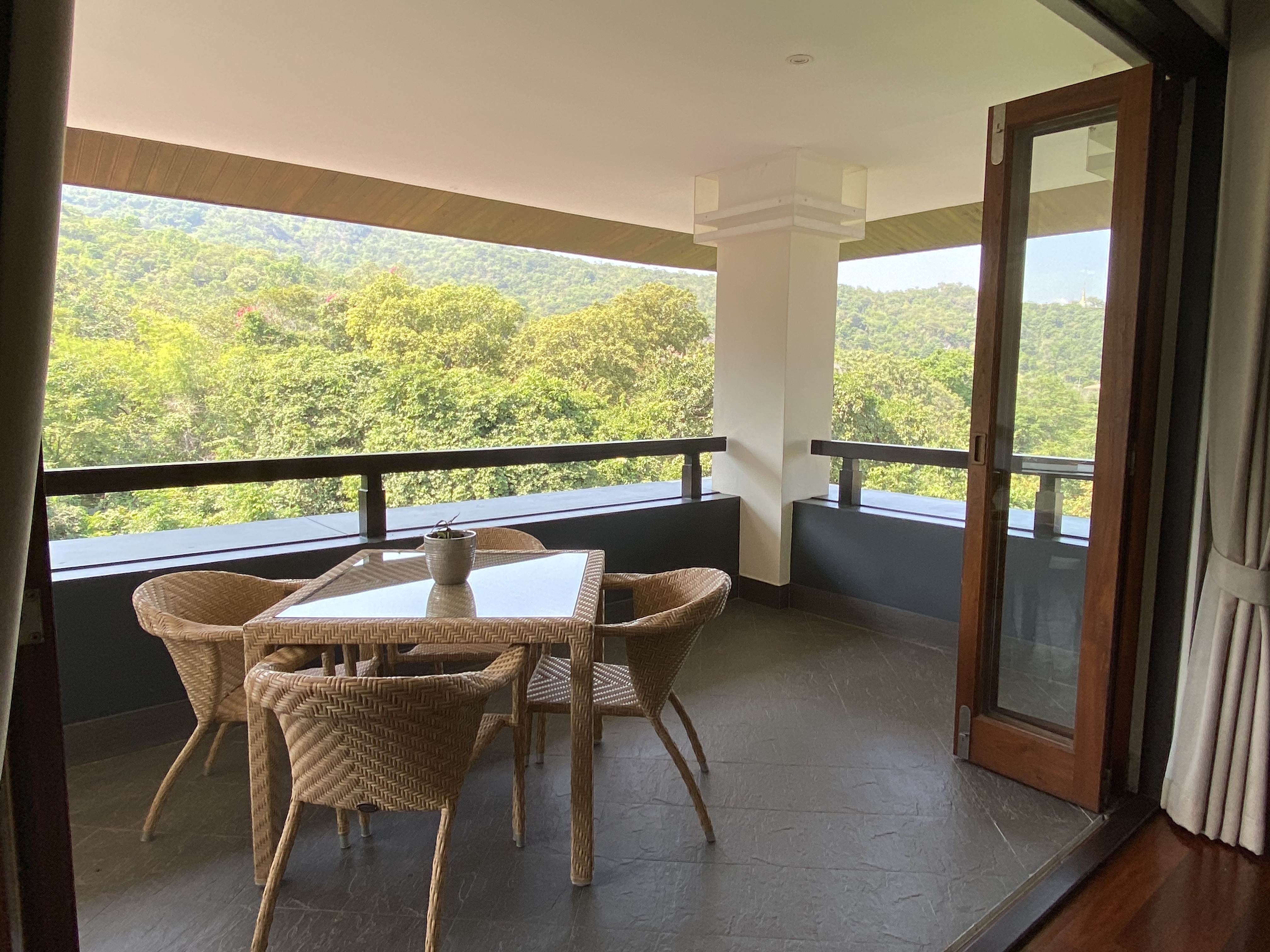 Upscale condominium just minutes from downtown