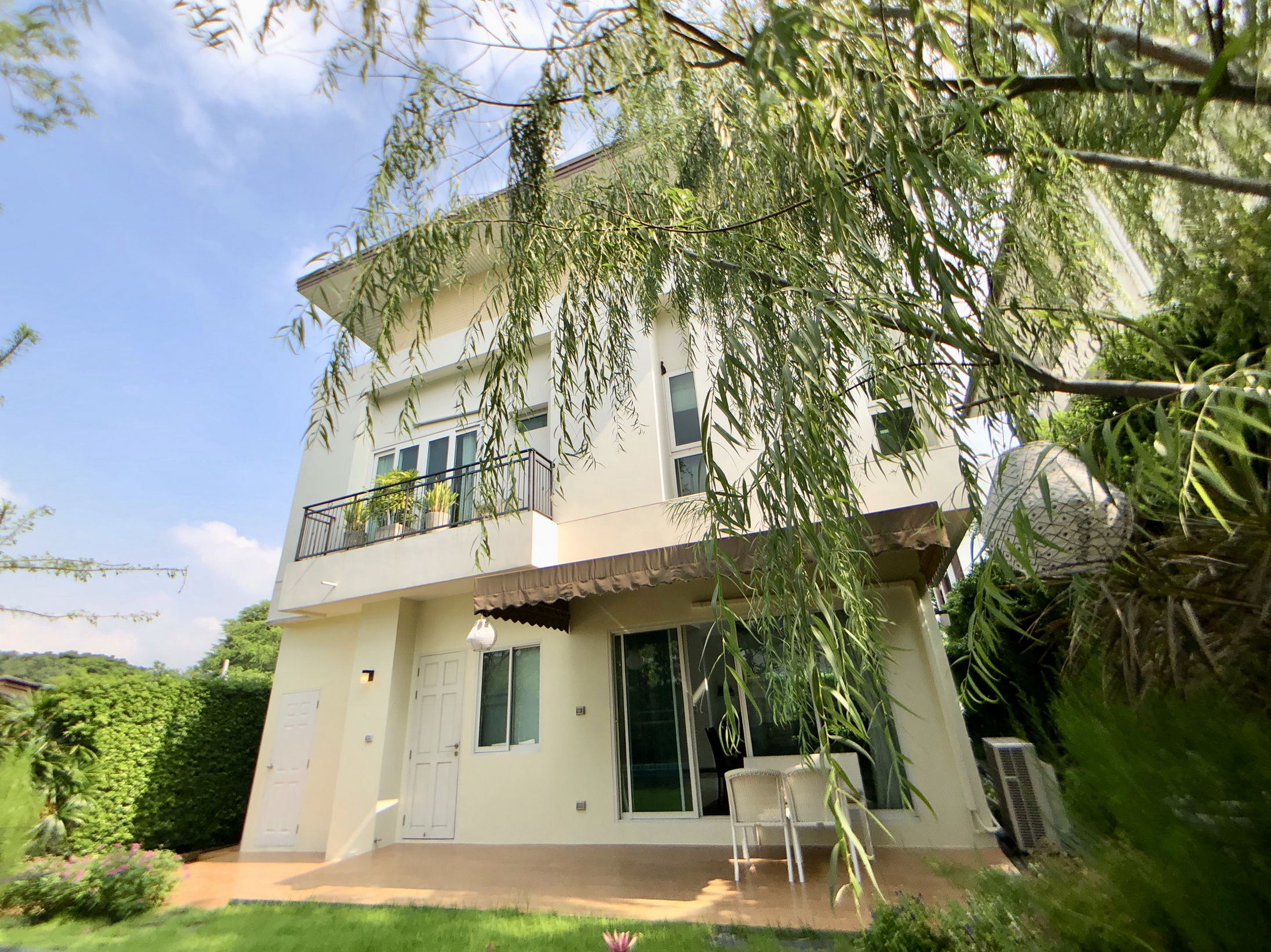 Single House with Small Garden & Pool for rent Ekamai-Rama9 area - 120,000