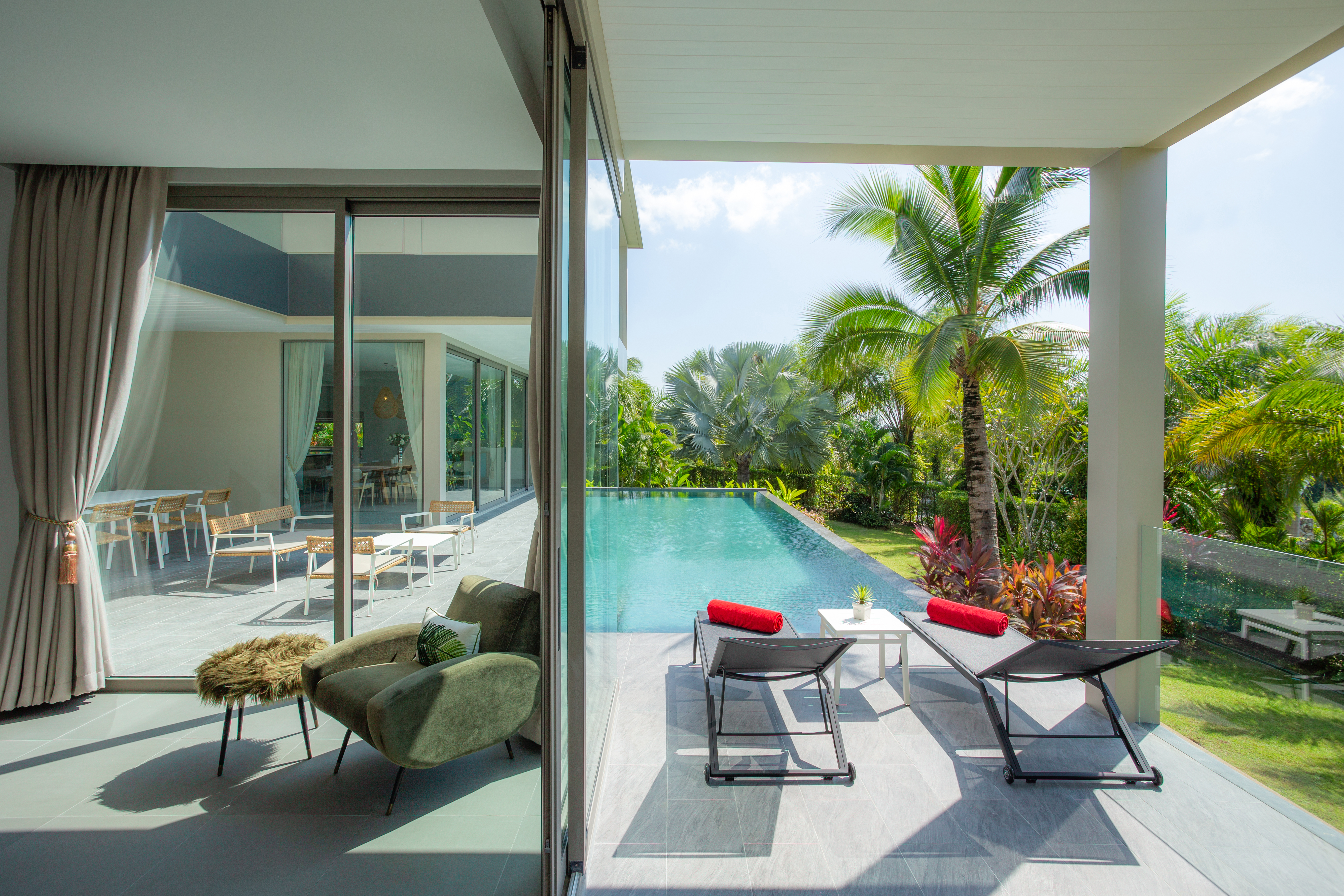 Luxurious 4 Bedrooms Pool Villa For rent in Layan LY-061