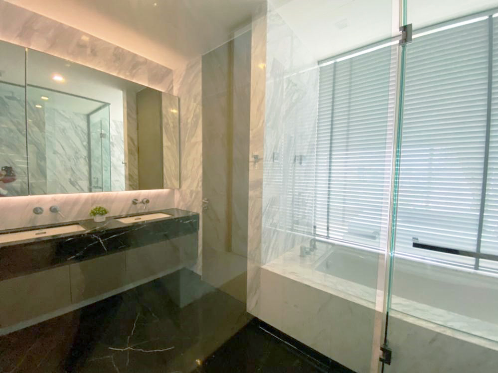 FOR SALE! That's a good deal Saladaeng One (2 Bedrooms) Beautiful decoration, Fully furnished and READY TO MOVE!!!!