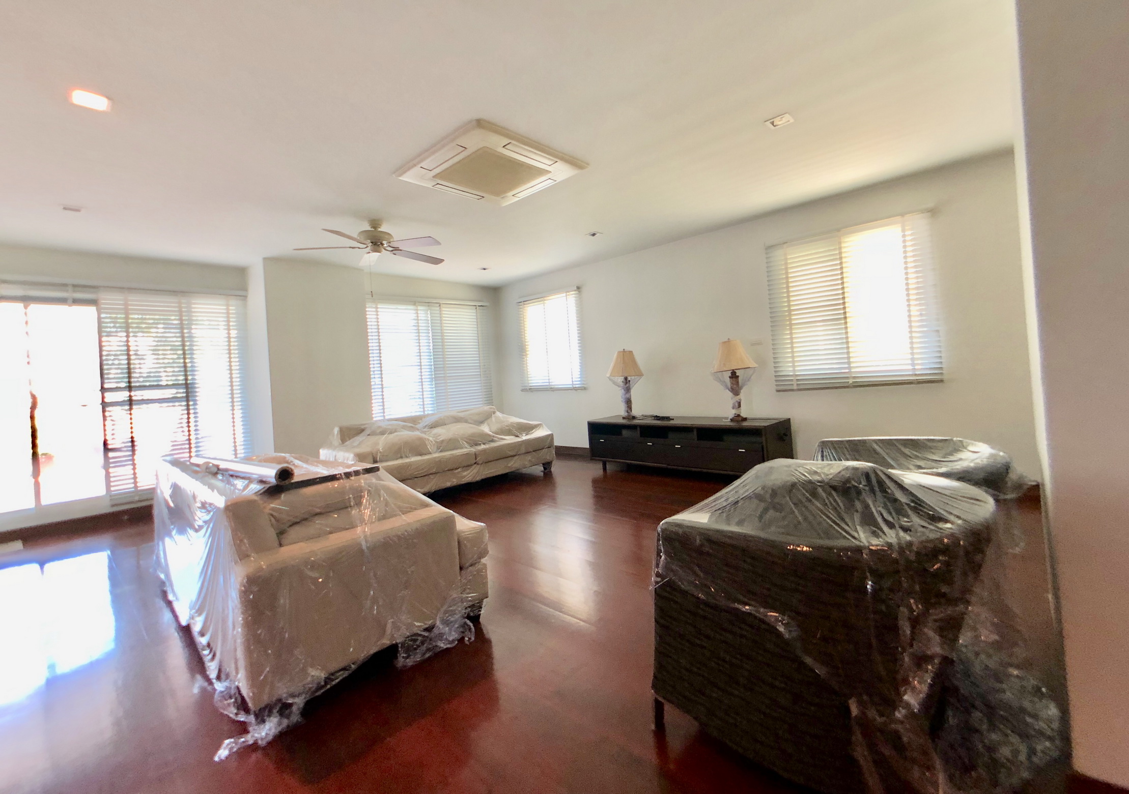 Penthouse Apartment Pet Friendly! Sukhumvit 31 Phompong -For rent 2beds 320sqm. 60,000 THB per month