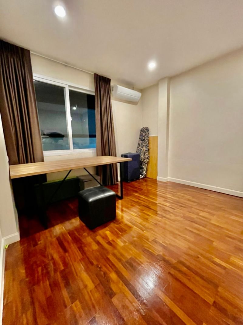 2 storey house on Sukhumvit road. Bang Lamung - Pattaya