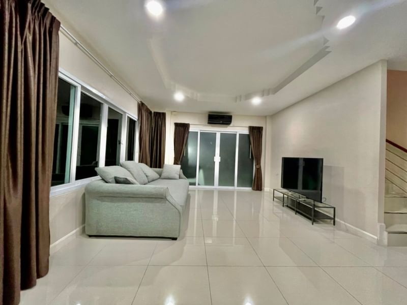 2 storey house on Sukhumvit road. Bang Lamung - Pattaya