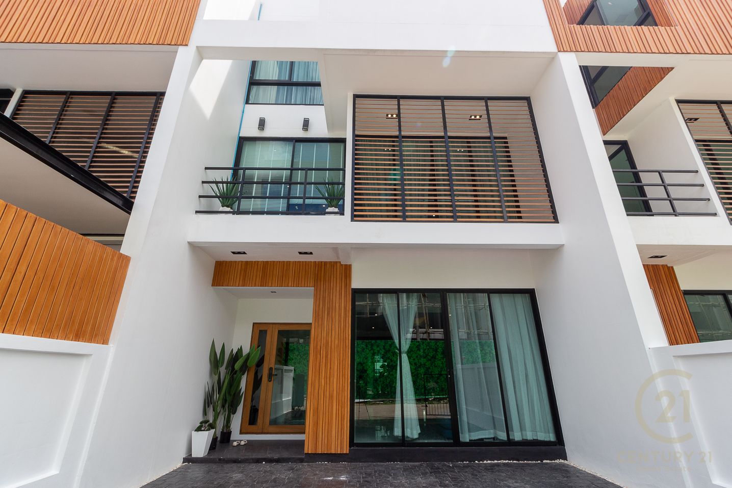 Brand new modern 3-storey Townhouses for SALE near Payap University in San Sai