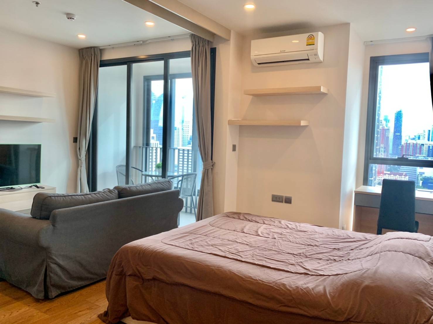 Fully Furnished 1 Bedroom Unit For RENT & SALE @ Ideo Q Chidlom-Phetchaburi