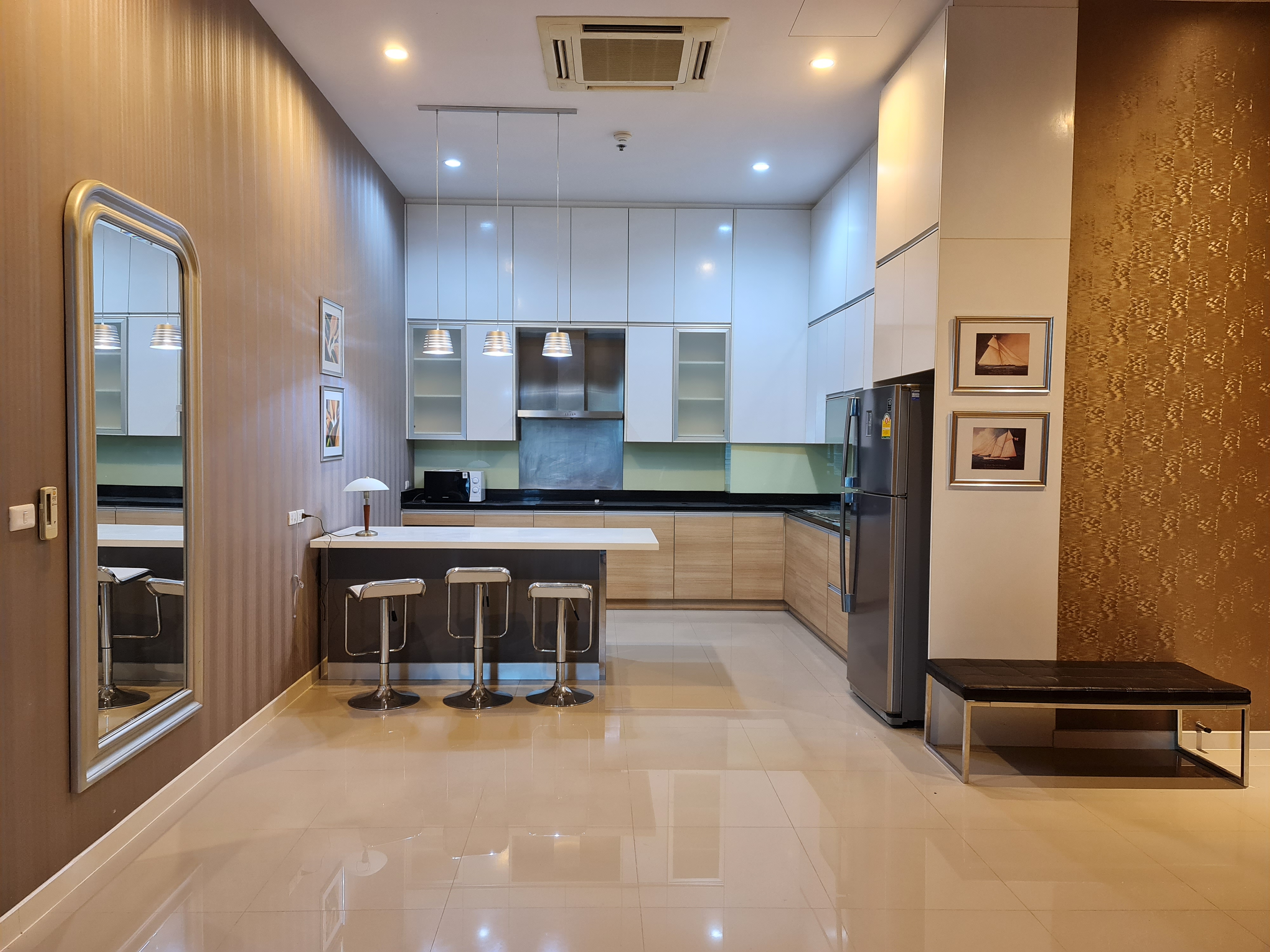 Modern 3 Bedroom Unit On High Floor For RENT @ Circle Condominium Phetchaburi