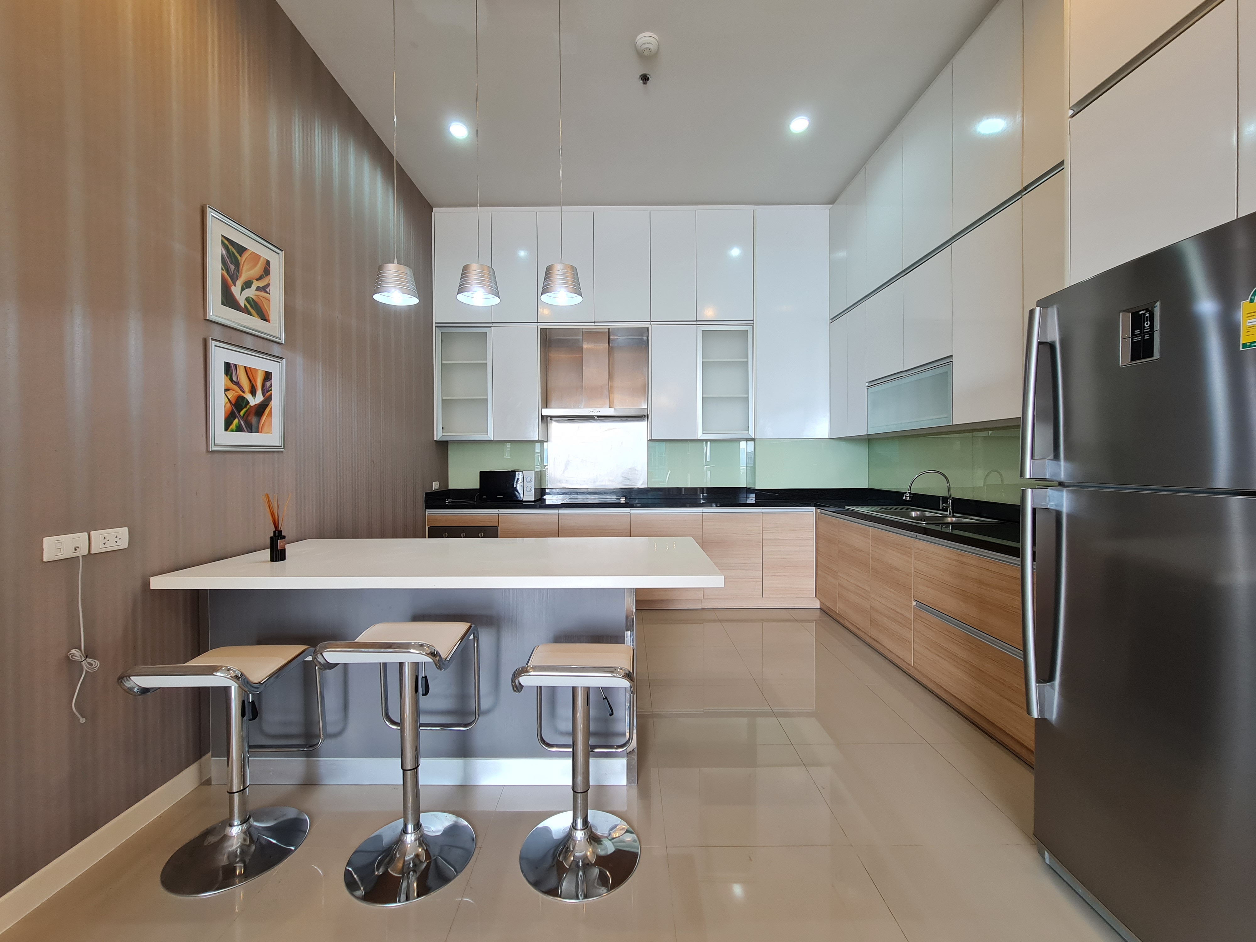 Modern 3 Bedroom Unit On High Floor For RENT @ Circle Condominium Phetchaburi