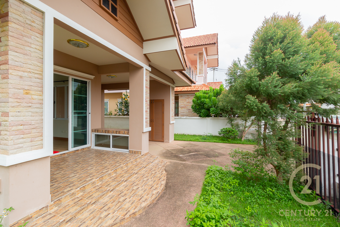 Detached 2-storey New House for SALE or RENT in gated community Bo-Sang Sankamphaeng