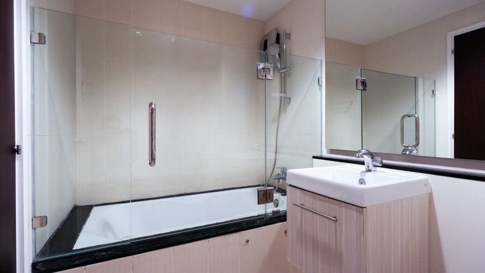 KnightsBridge Bearing - 2 beds / 1 bath - near BTS Bearing
