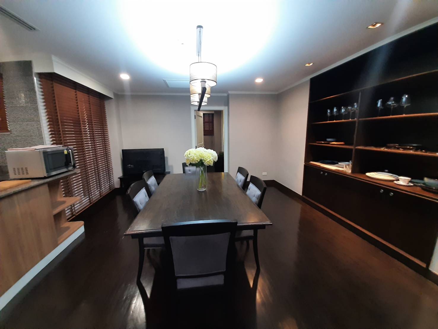 Spacious Renovated 2 Bedroom Unit For RENT @ Monet House