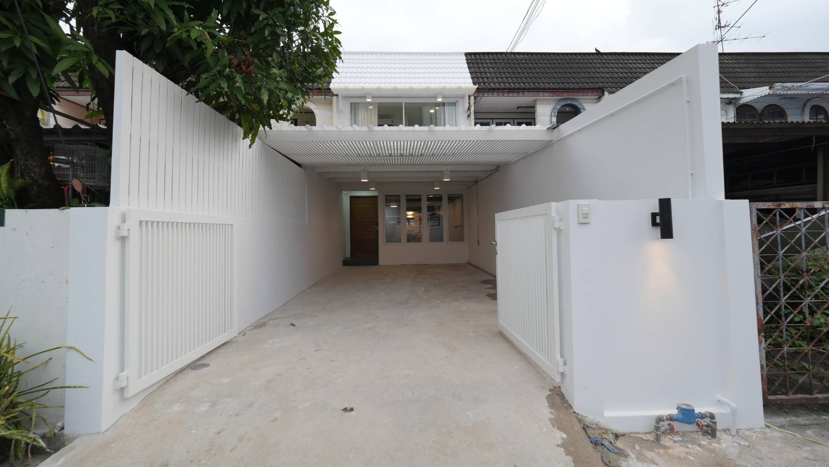 Pet friendly Mini Townhouse 2Bedrooms for rent Sukhumvit71 2Beds with 2parking spaces 33,000