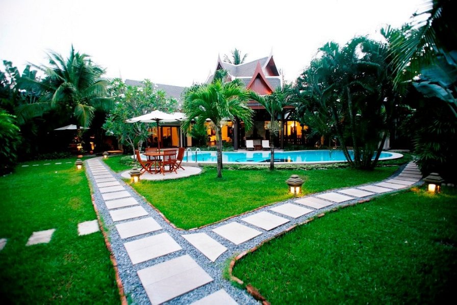 Beautiful 8 Bedroom Villa on 1 Rai for Sales in Cherngtalay