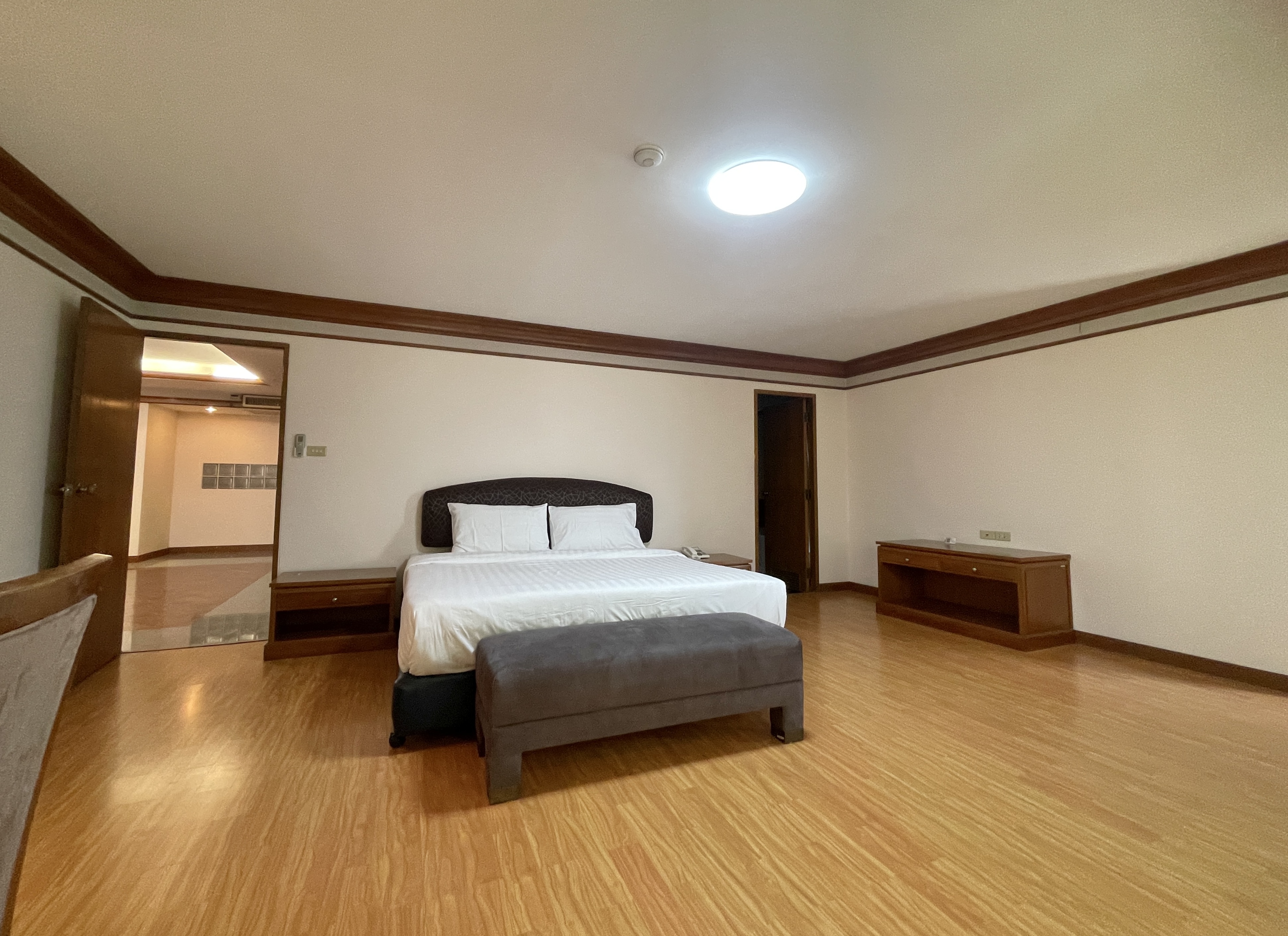 Condoninium main Thonglor road 2beds 157sqm. with maid room for rent 38,000