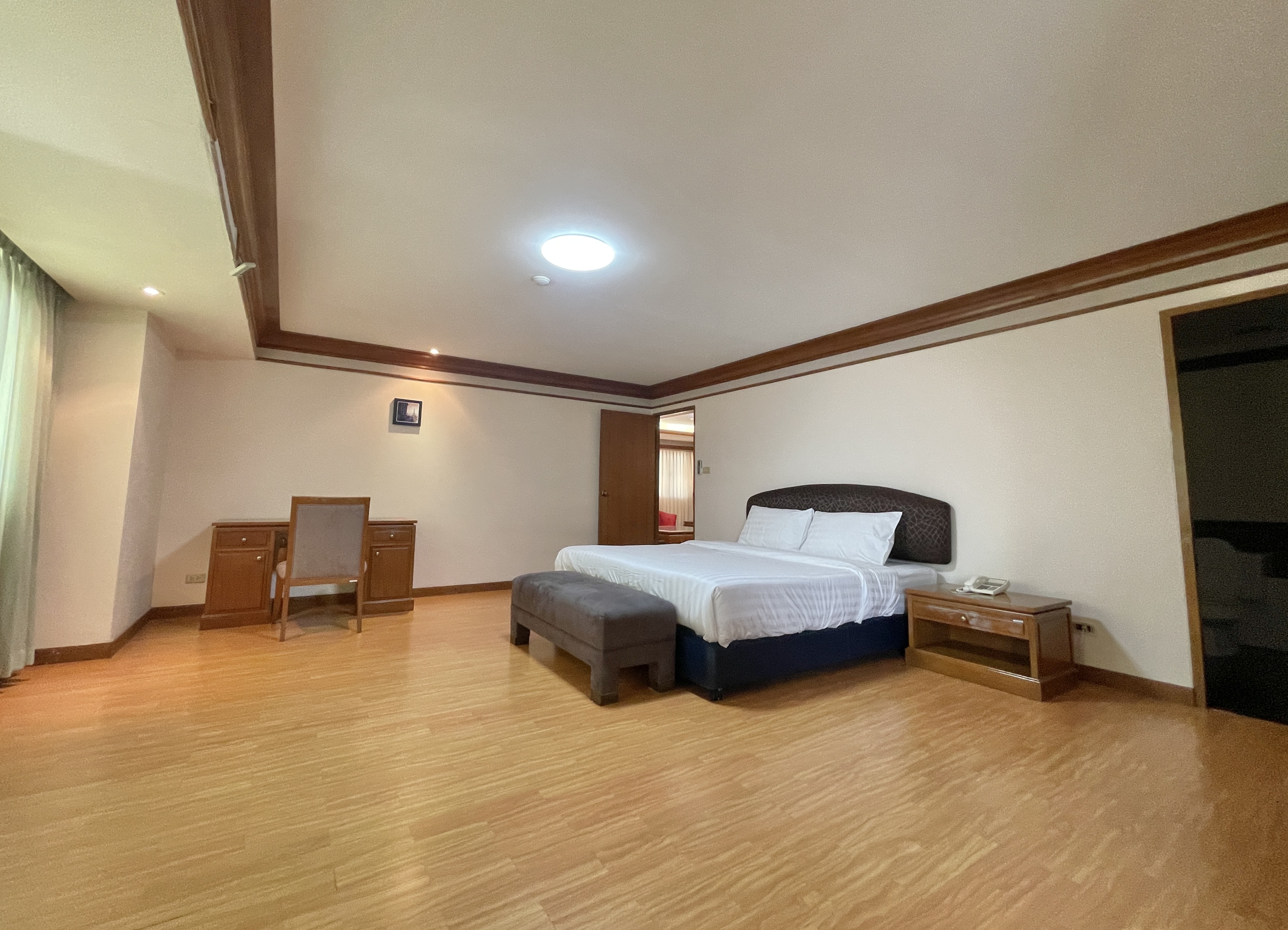 Condoninium main Thonglor road 2beds 157sqm. with maid room for rent 38,000