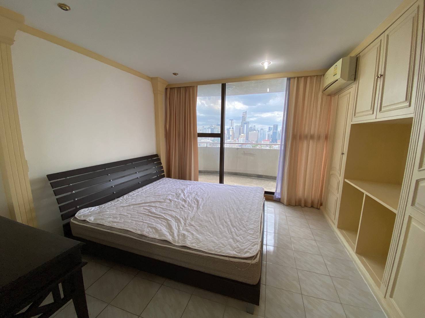 2bed1bath for rent & sale at Supalai Place