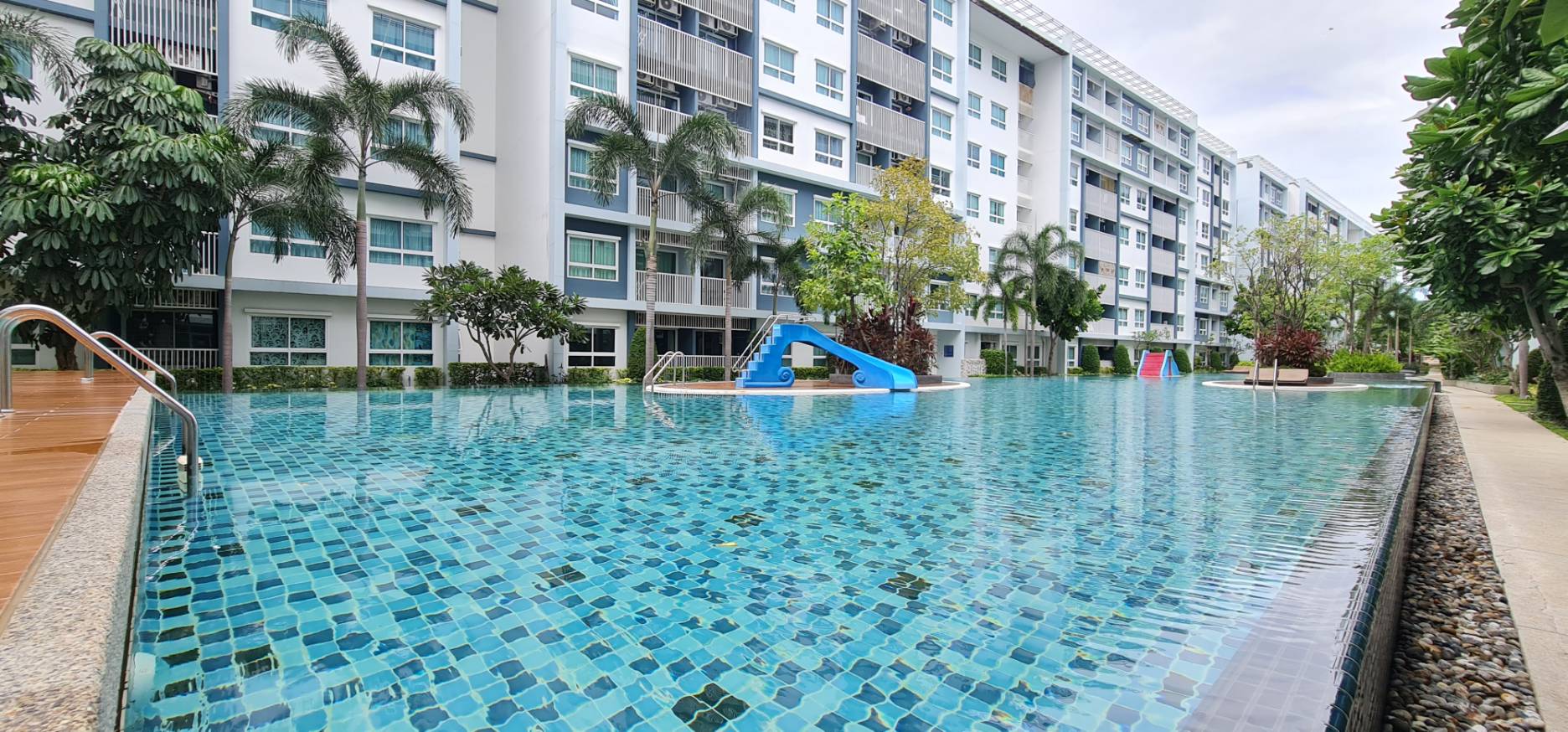 The Trust Condo / Pool View