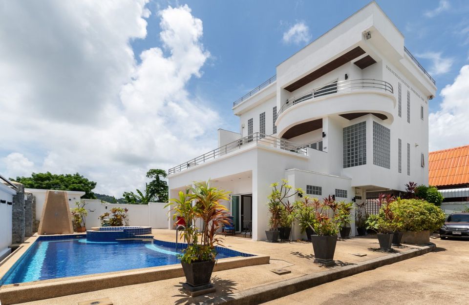 3 bedrooms pool villa in Rawai area