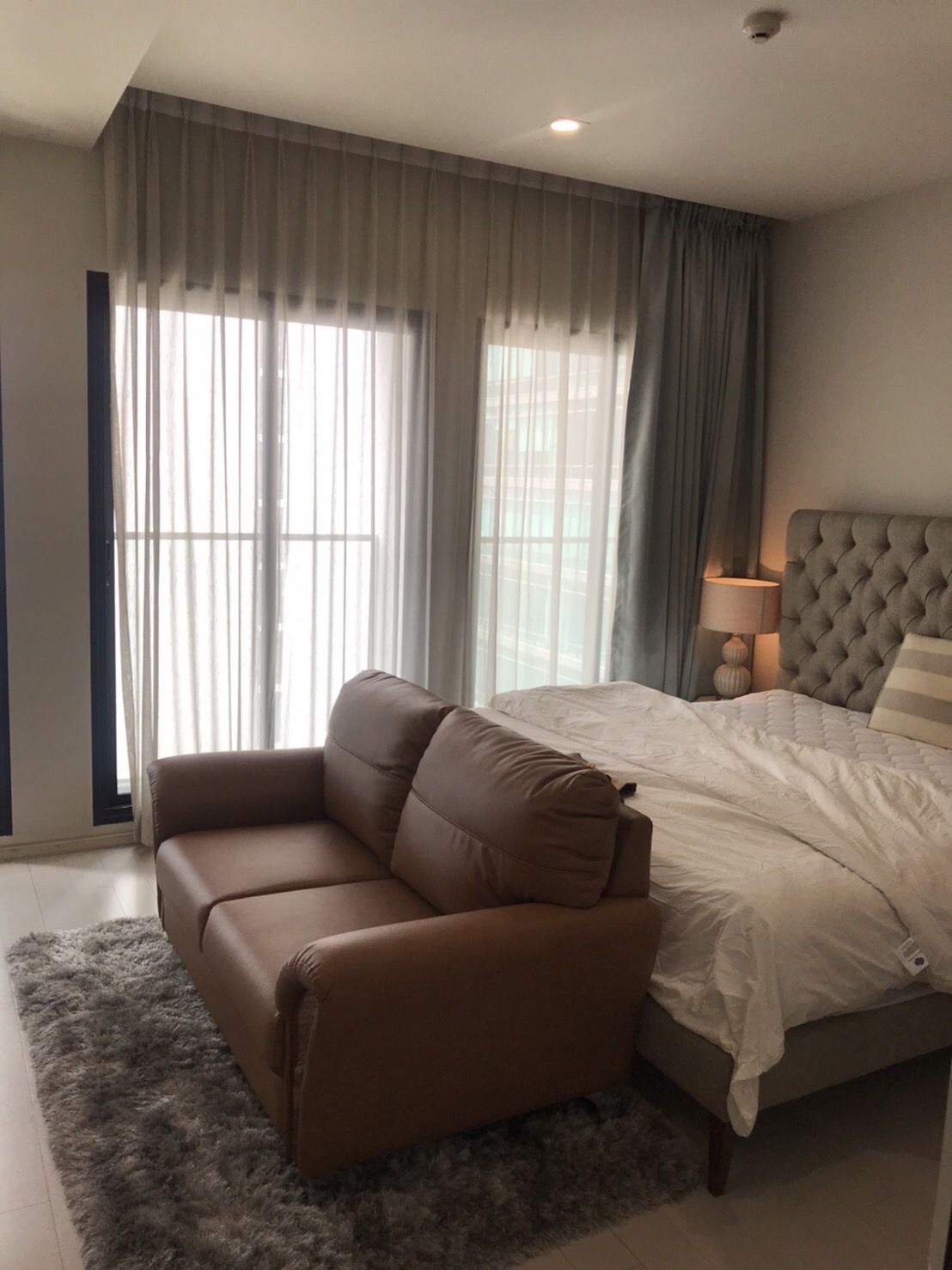 Best Price!! ให้เช่าคอนโด Noble Ploenchit (โนเบิล เพลินจิต) ห้องสวย ตกแต่งครบ พร้อมเฟอร์นิเจอร์และเครื่องใช้ไฟฟ้าแบบครบเซ็ต!