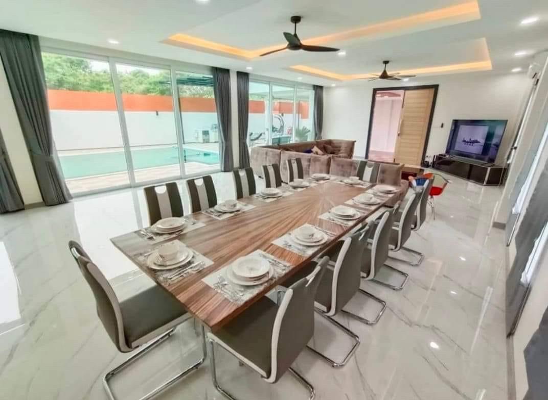 Two-storey detached house, special price, 8 bedrooms, 9 bathrooms, North Pattaya Suitable for buying for daily release business