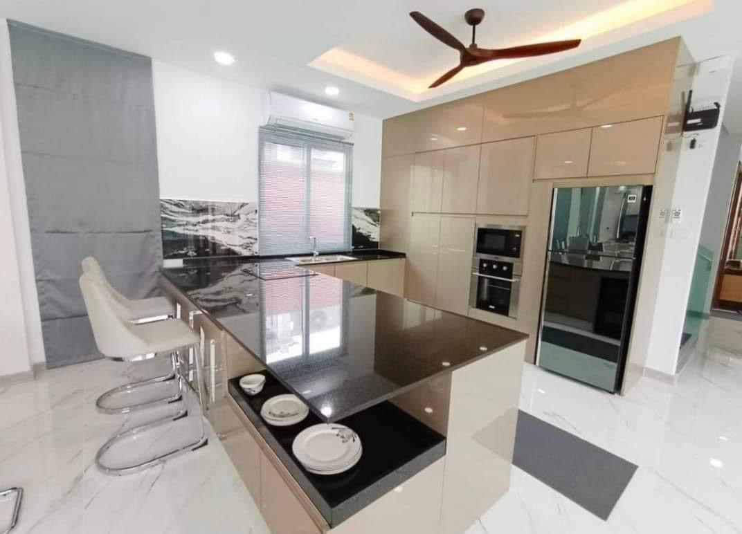 Two-storey detached house, special price, 8 bedrooms, 9 bathrooms, North Pattaya Suitable for buying for daily release business