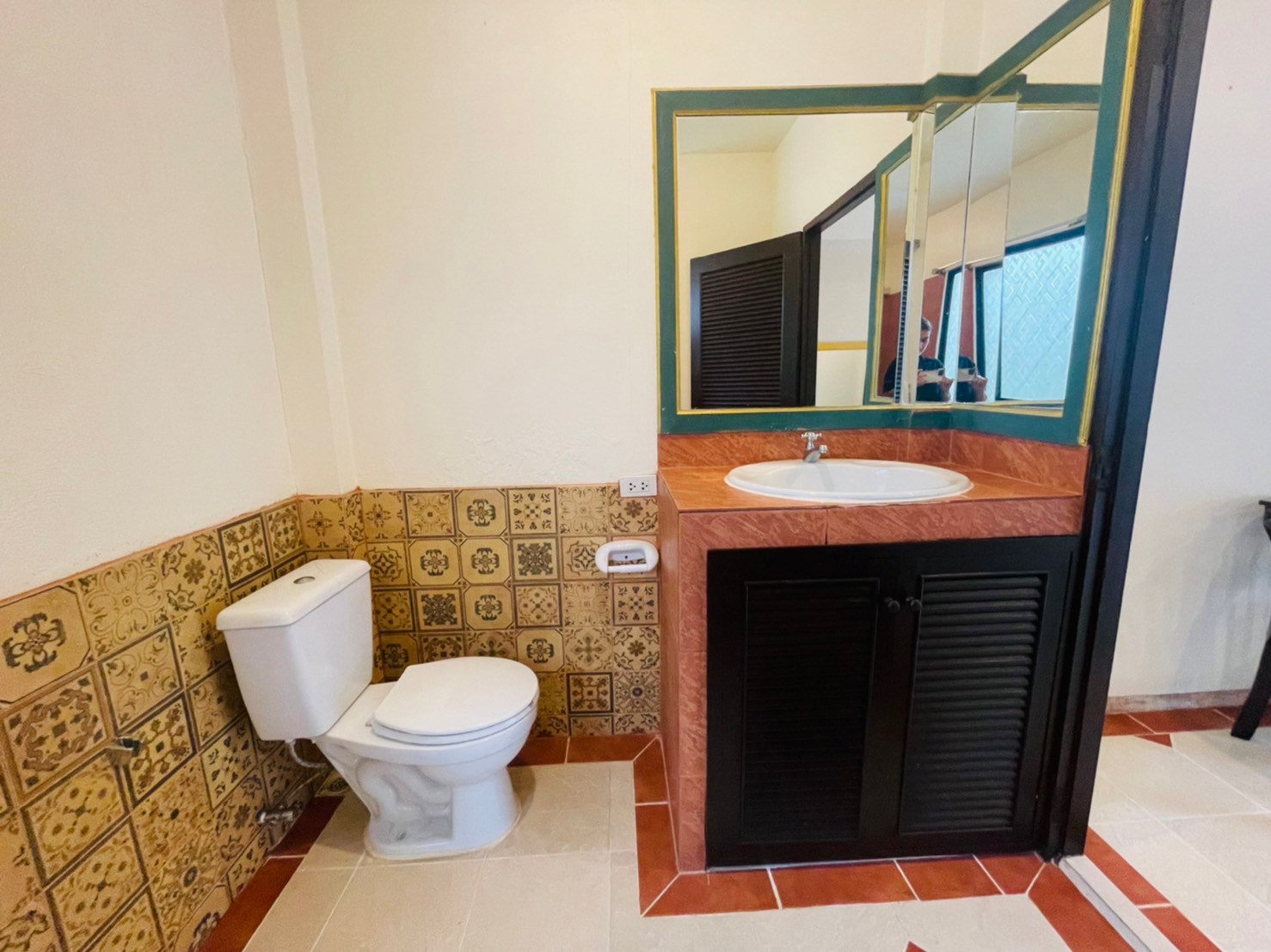 Selling a classic hotel on an area of 200 sq.wa., Thap Ya Road, Pattaya, special price of only 39 million baht.