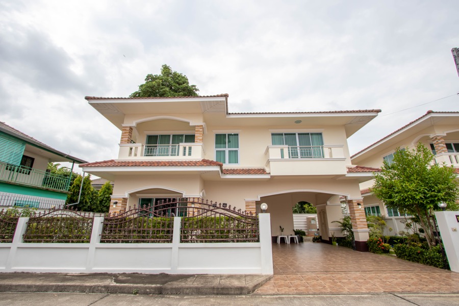 Large and Beautiful Family House Partly Furnished in Sivalai 4 for SALE