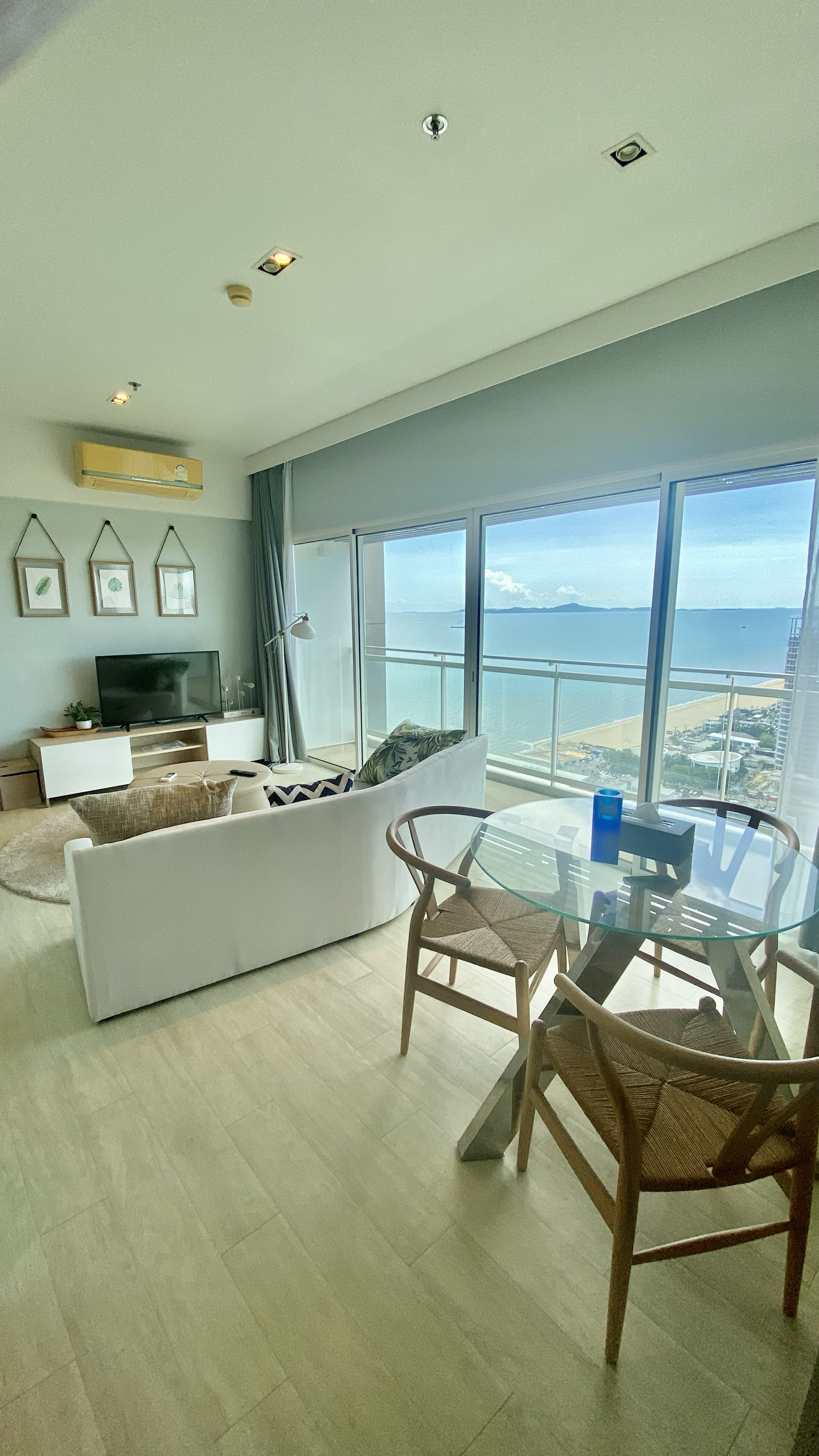 Luxury condo for sale, next to the sea, furnished room, ready to move in, Veranda, Pattaya