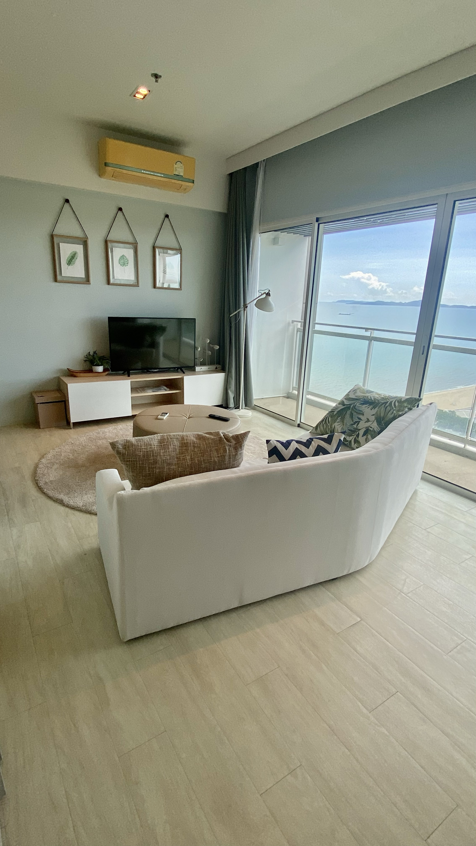 Luxury condo for sale, next to the sea, furnished room, ready to move in, Veranda, Pattaya