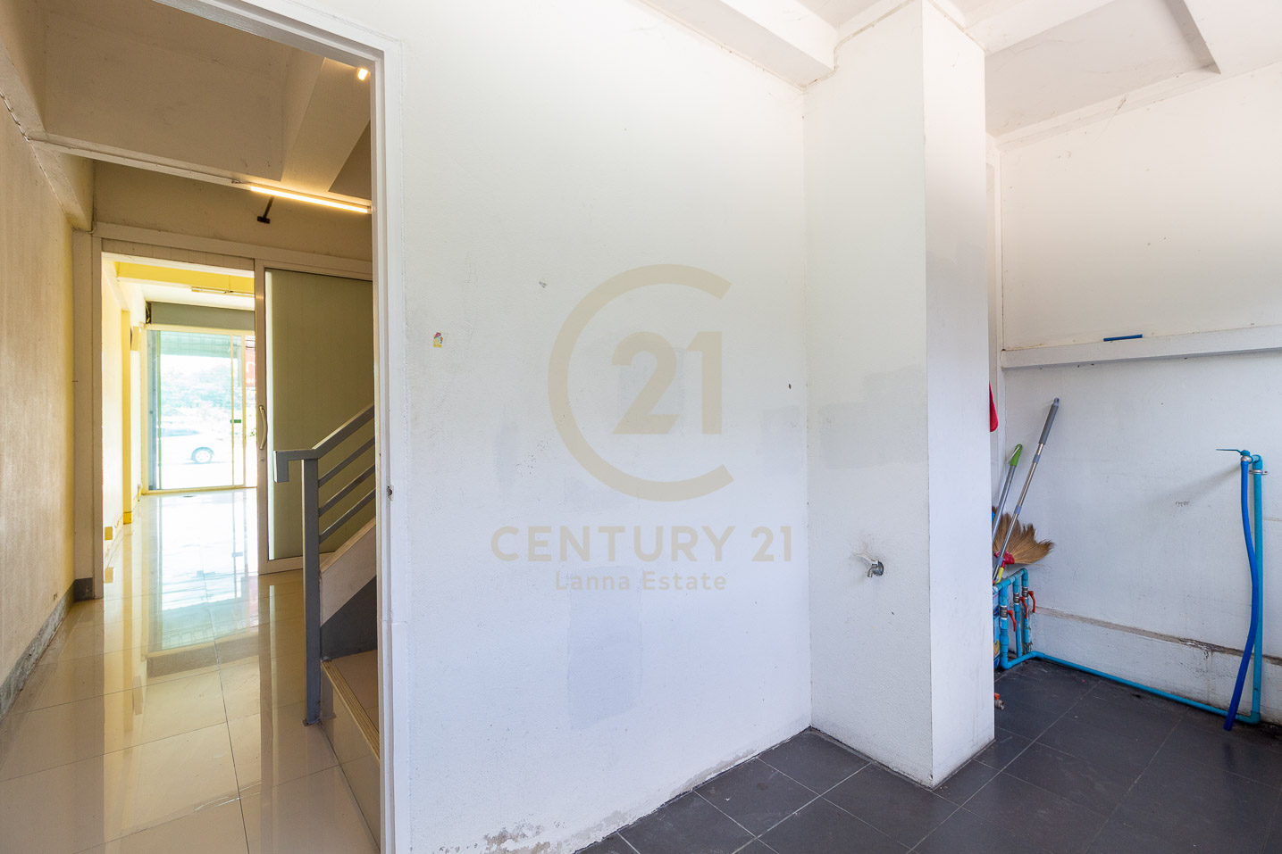 2.5-Story Commercial Building Unfurnished for RENT