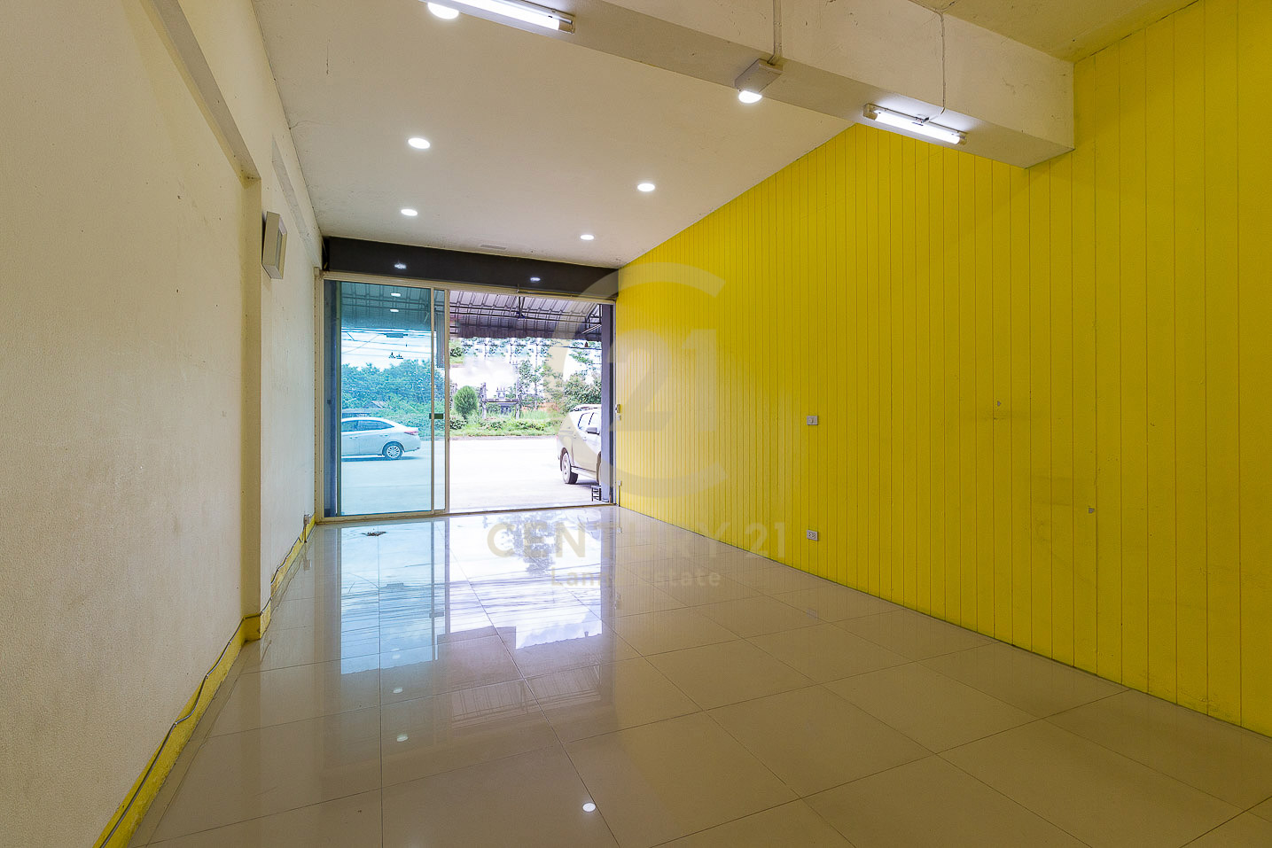 2.5-Story Commercial Building Unfurnished for RENT