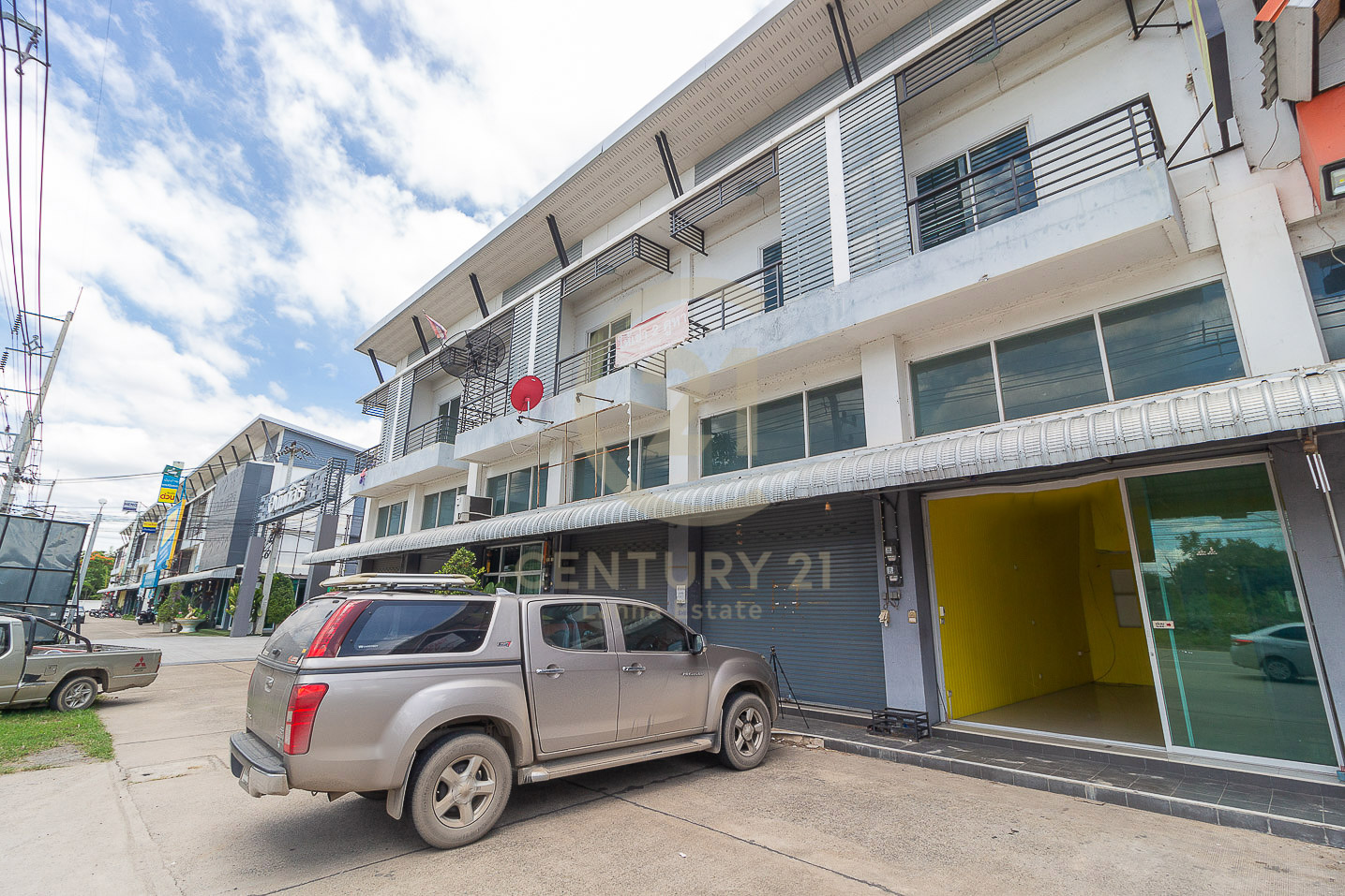 2.5-Story Commercial Building Unfurnished for RENT