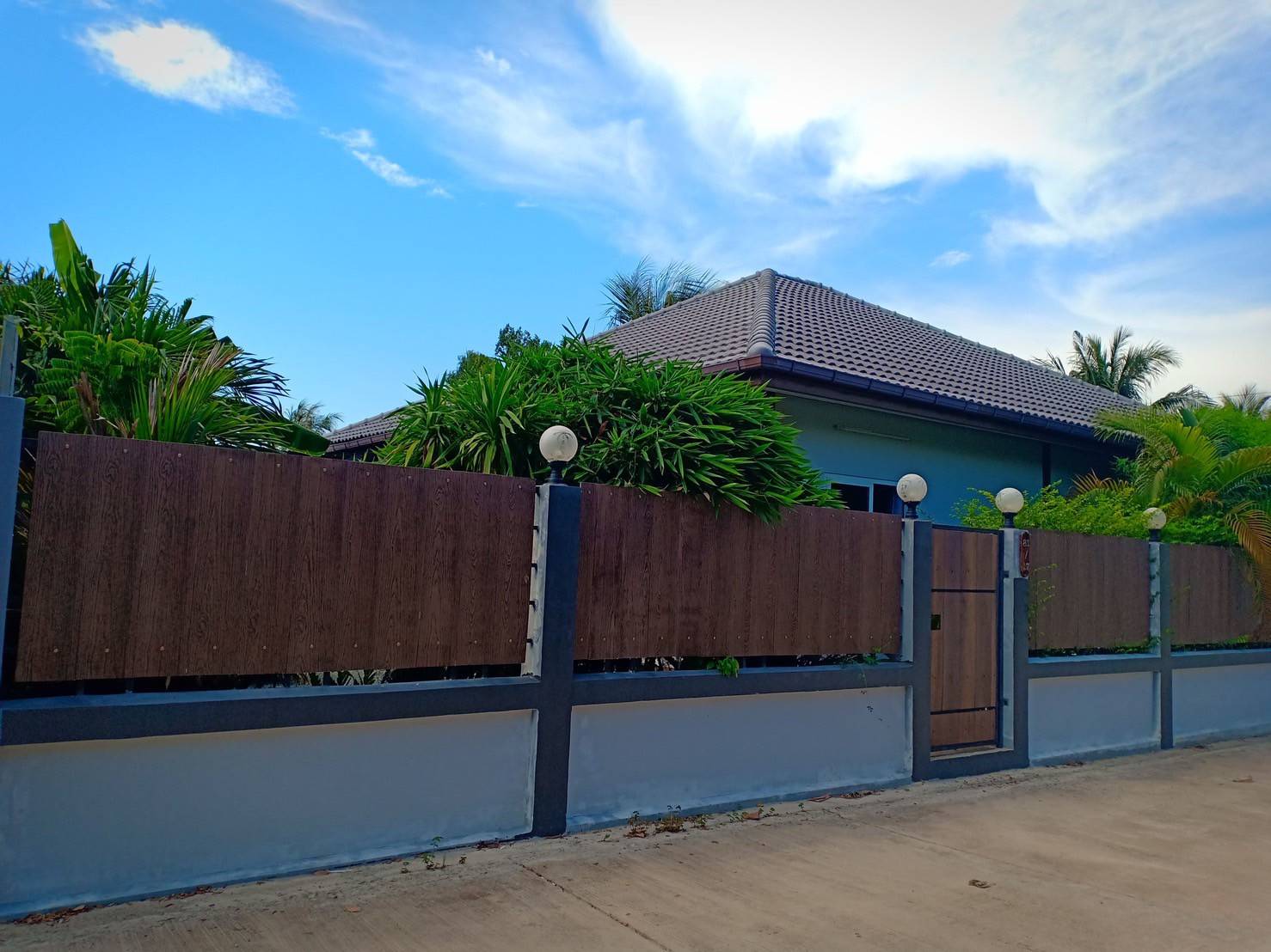 Century 21 Atlas House for sale, Takhian Tia, Bang Lamung, cheap