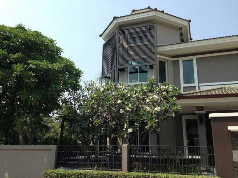 2 storey detached house for sale (behind the corner) Golden Nakara On Nut 65 Rama 9 - Motorway