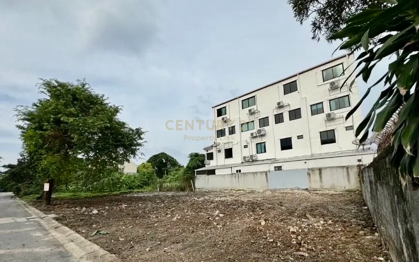 The unique land near BTS Punnaviti The empty land, great opportunity to build the house or business . 120Sqw. land in vachiratham 51rd.