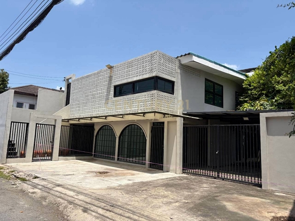 Prime Ratchada-Sutthisan Location! Spacious 2-Story House with 4-Car Parking No.50-HH-69039