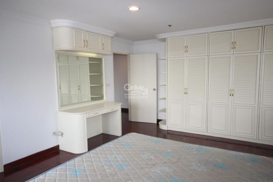 4 Bedroom Condominium for rent in Baan Sathorn Thung Maha Mek Bangkok near MRT Lumpini