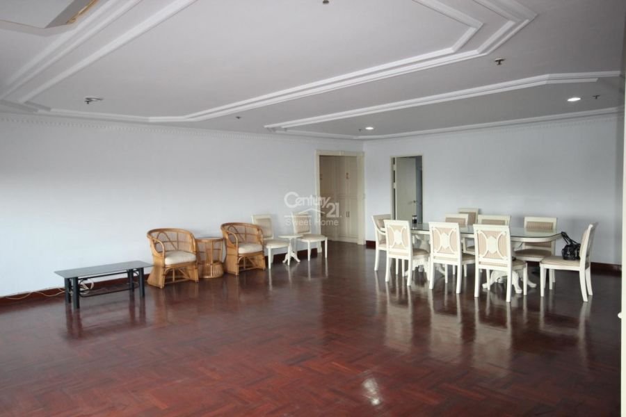 4 Bedroom Condominium for rent in Baan Sathorn Thung Maha Mek Bangkok near MRT Lumpini