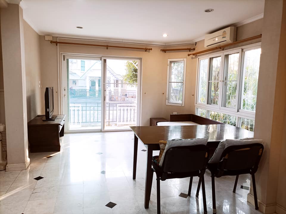 Cozy 2 storey House for RENT near NIS and Ruamchoke Mall