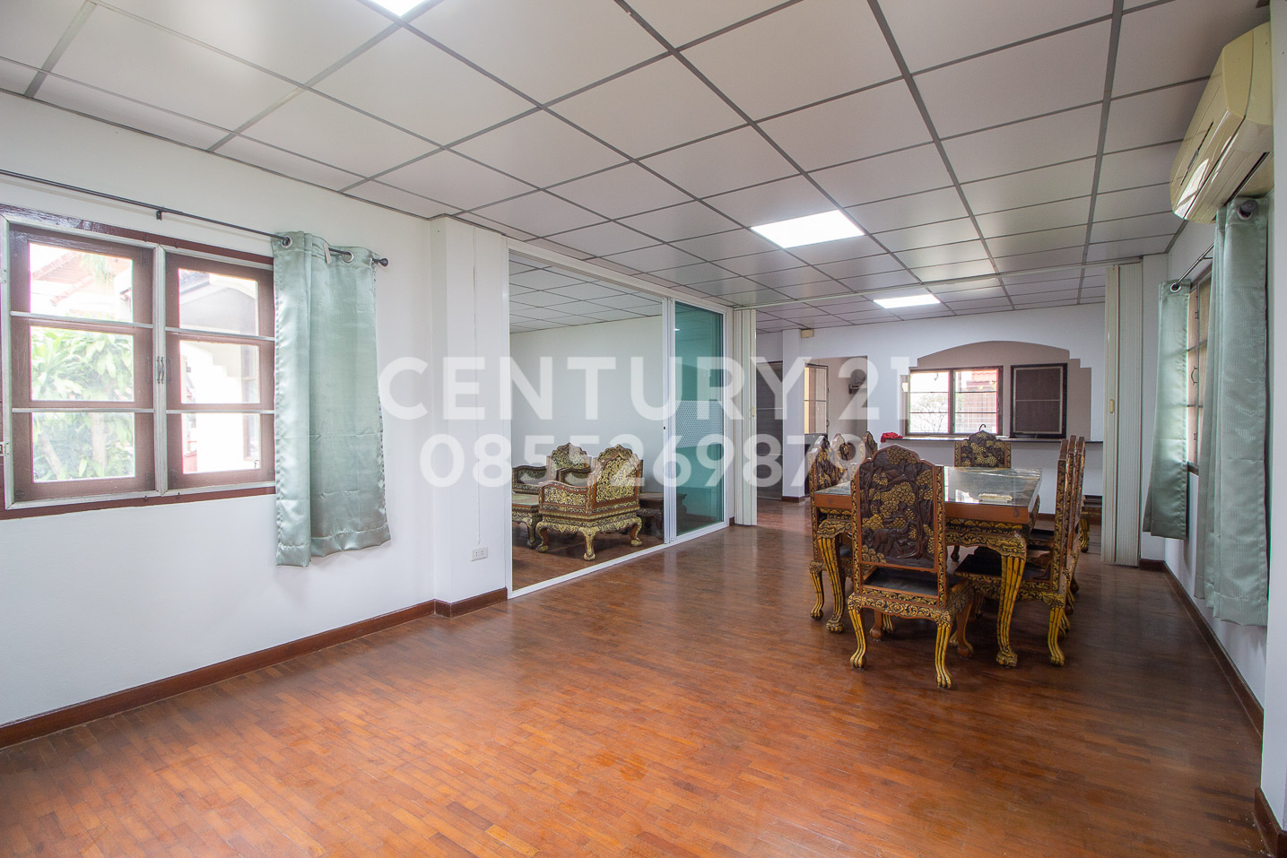 2-Storey House Partially Furnished in the City near the Airport for RENT